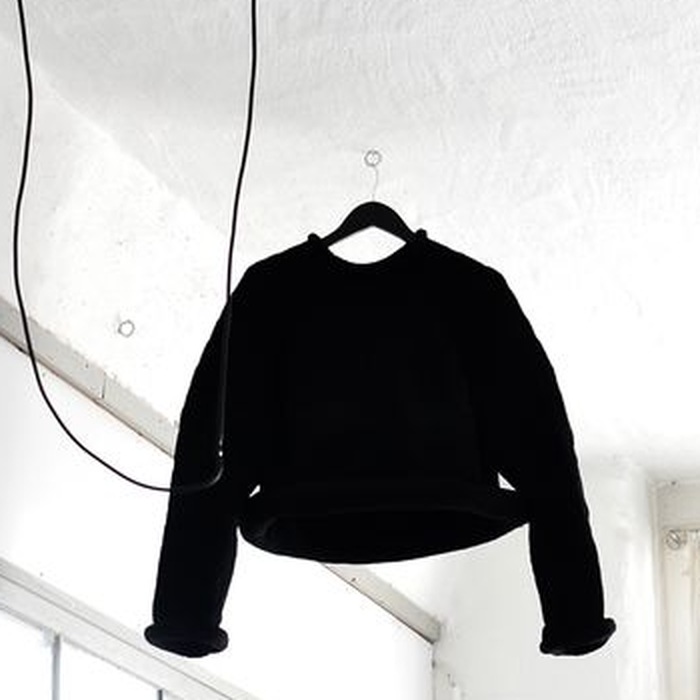 Askıda tek başına siyah bisiklet yaka sweatshirt